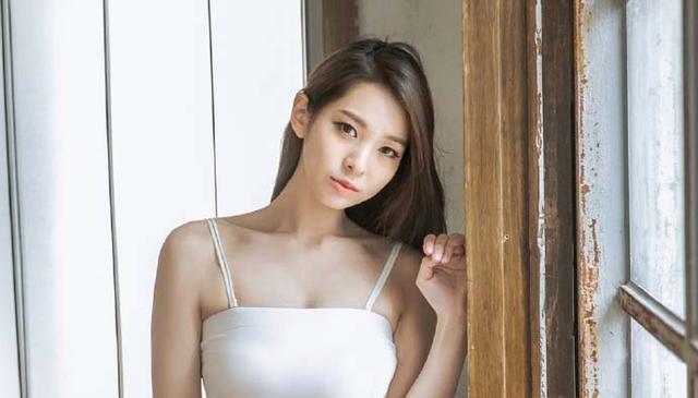 街拍美女:小姐姐包臀裙穿出丰腴身形,裙尾的小开叉显得韵味十足