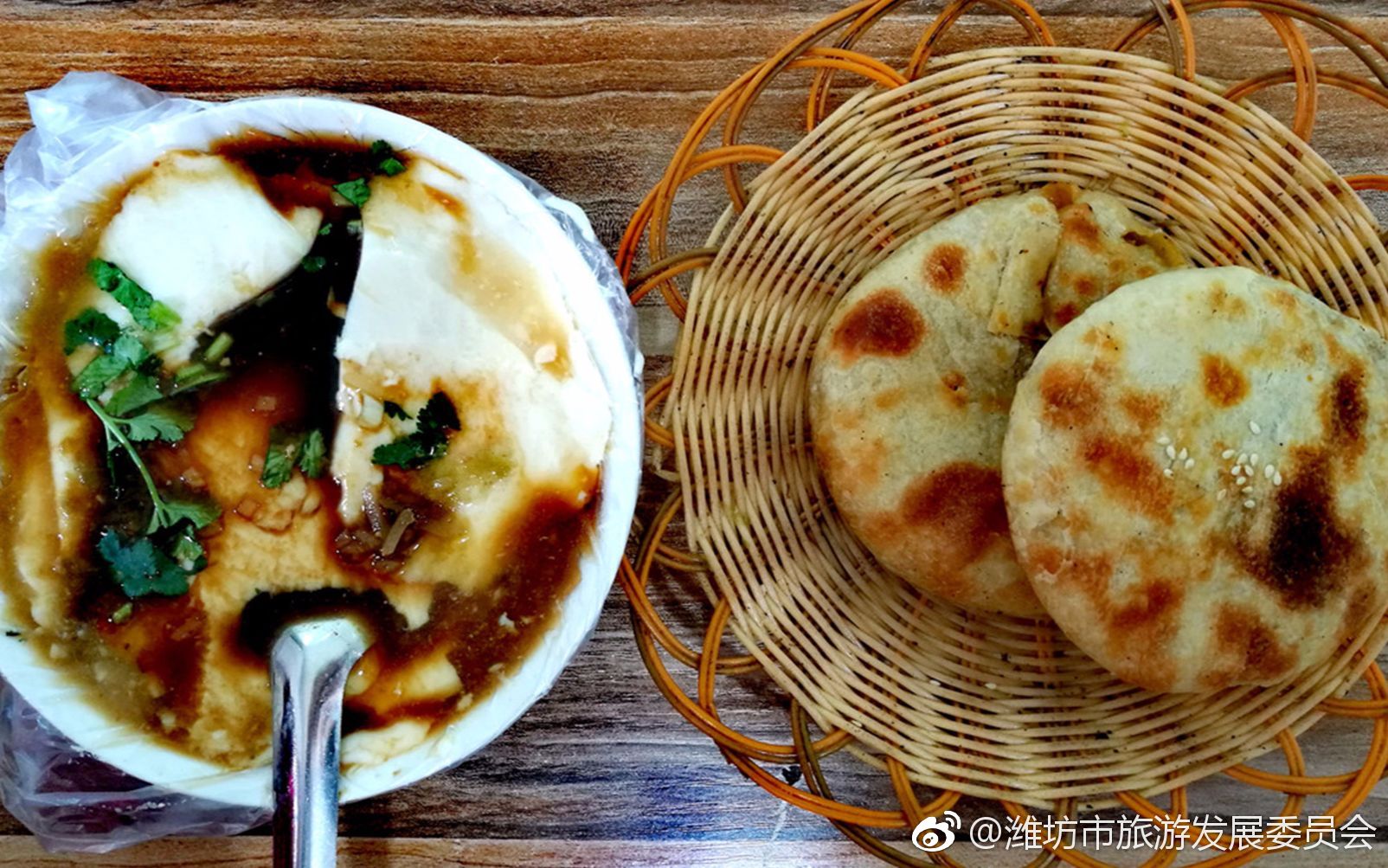 潍坊是外地人的叫法,潍坊本地人都叫老潍县肉火烧,是潍坊的地方名吃