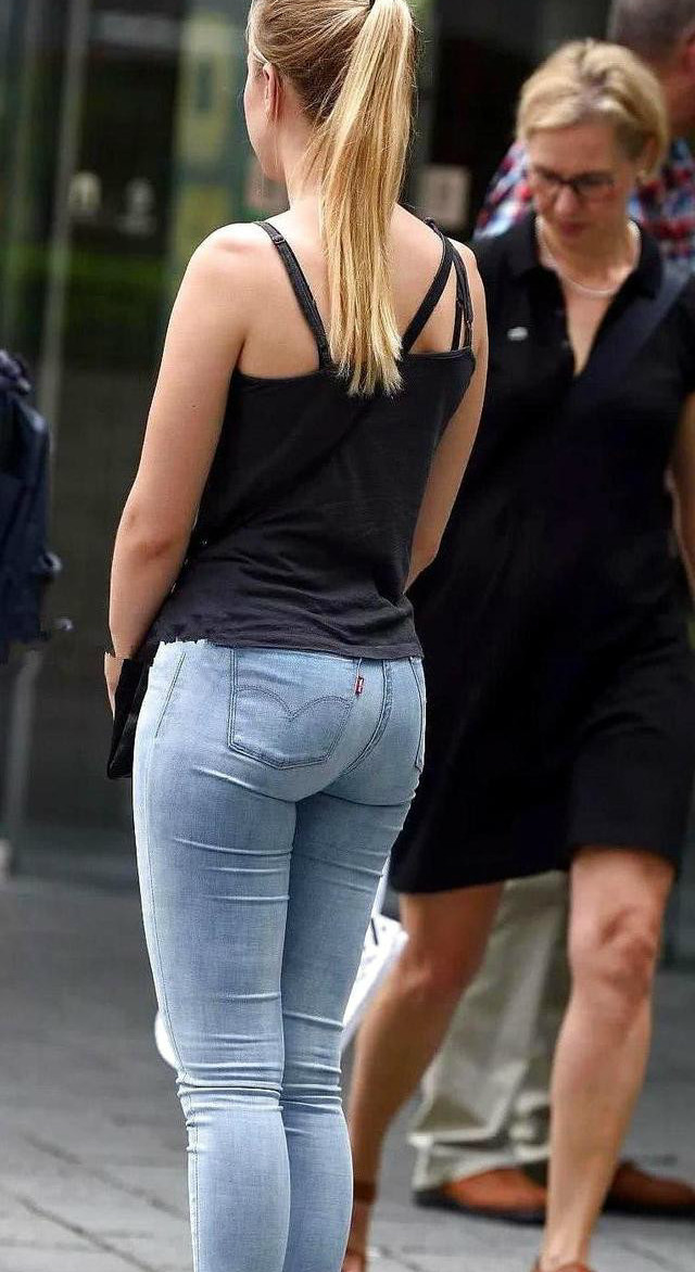 街拍,美女臀部下垂,可以用紧身裤收缩,谁才是臀型之王呢