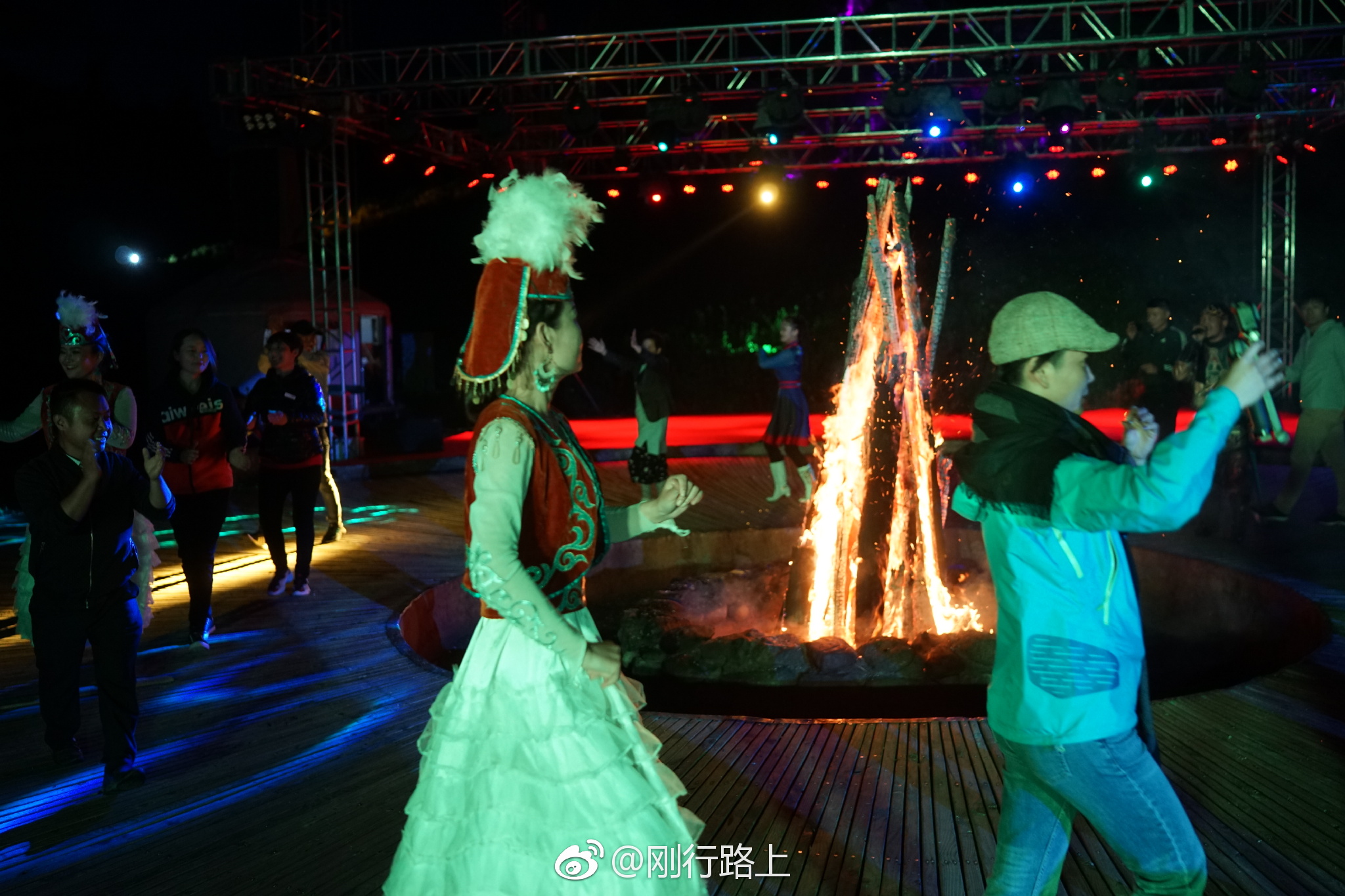 在新疆参加篝火晚会,总能偶遇一些惊喜,比如热情的少数民族同胞
