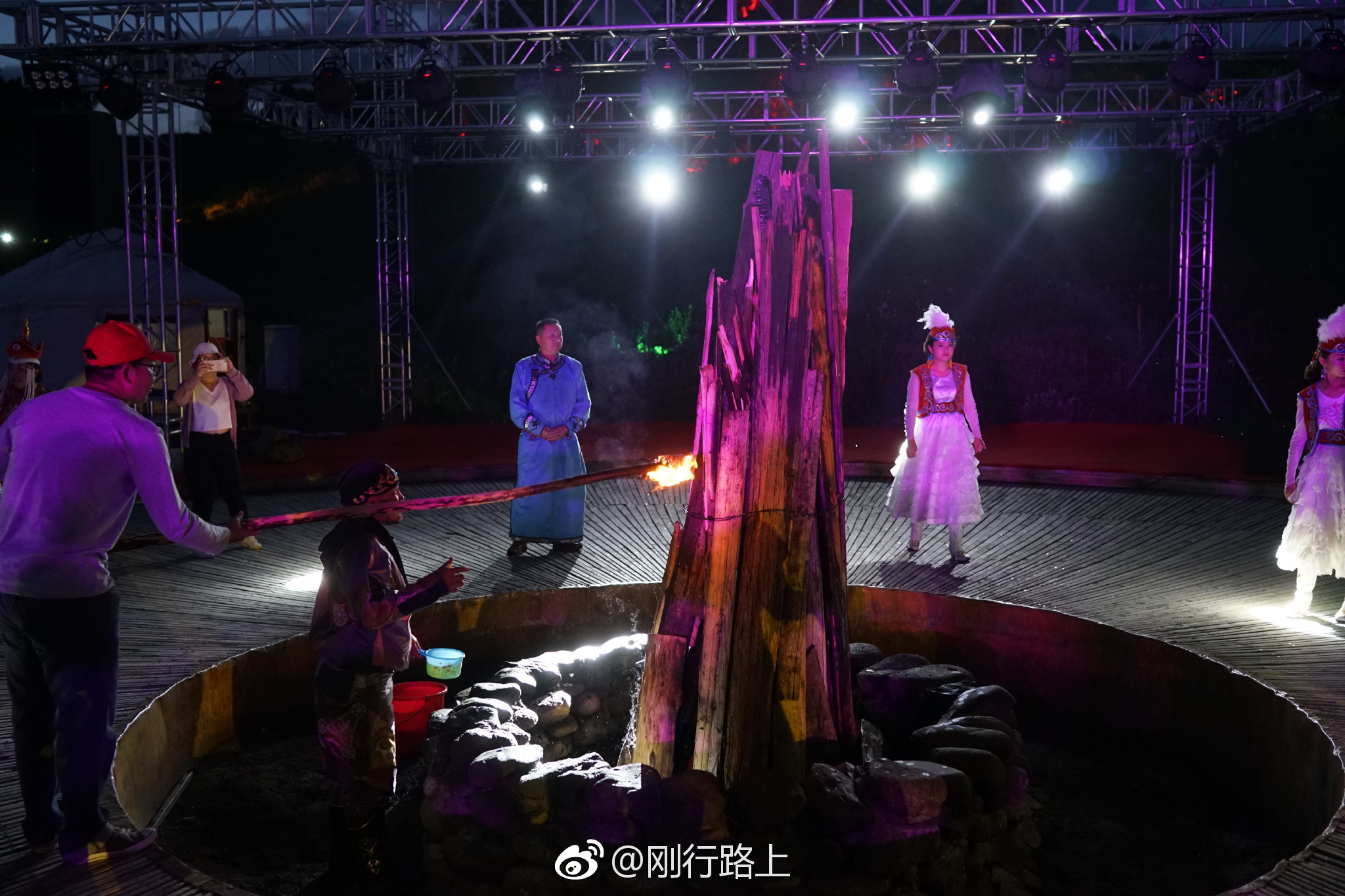在新疆参加篝火晚会,总能偶遇一些惊喜,比如热情的少数民族同胞|新疆|少数民族|同胞_新浪新闻