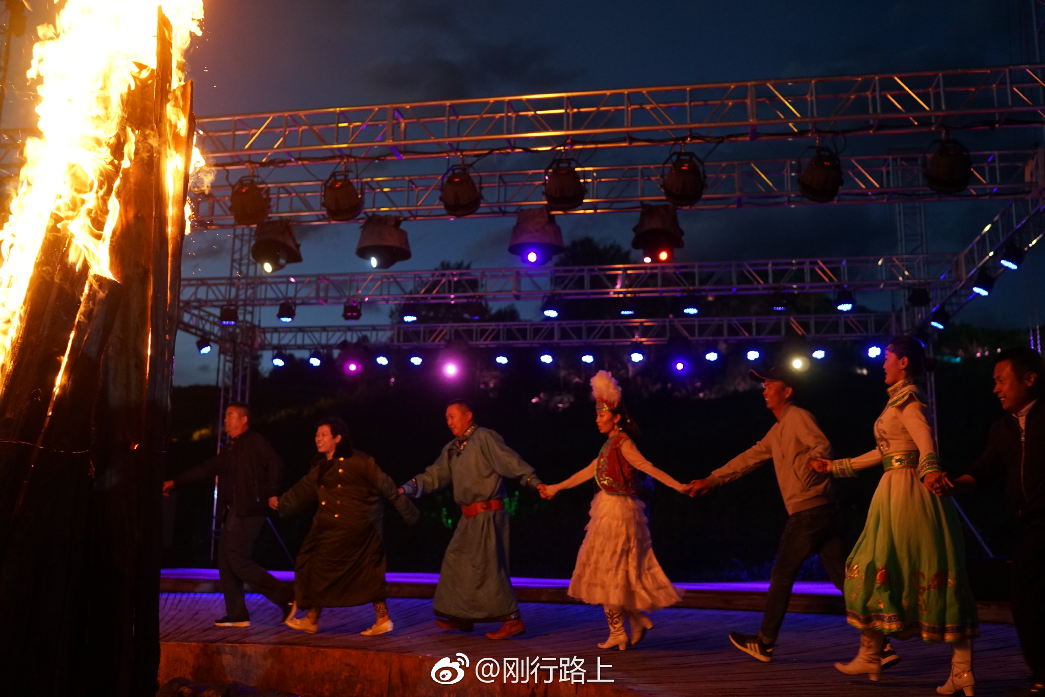 在新疆参加篝火晚会,总能偶遇一些惊喜,比如热情的少数民族同胞|新疆|少数民族|同胞_新浪新闻