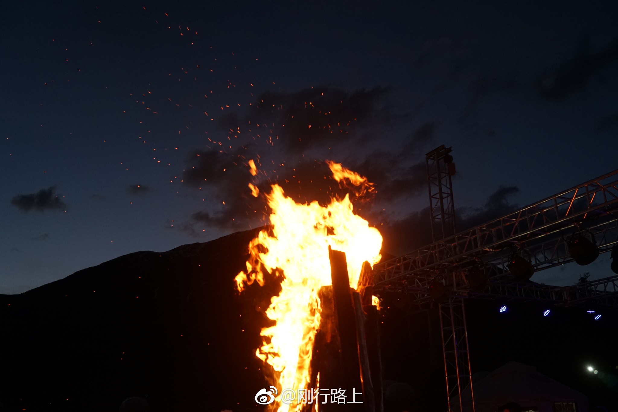 在新疆参加篝火晚会,总能偶遇一些惊喜,比如热情的少数民族同胞|新疆|少数民族|同胞_新浪新闻