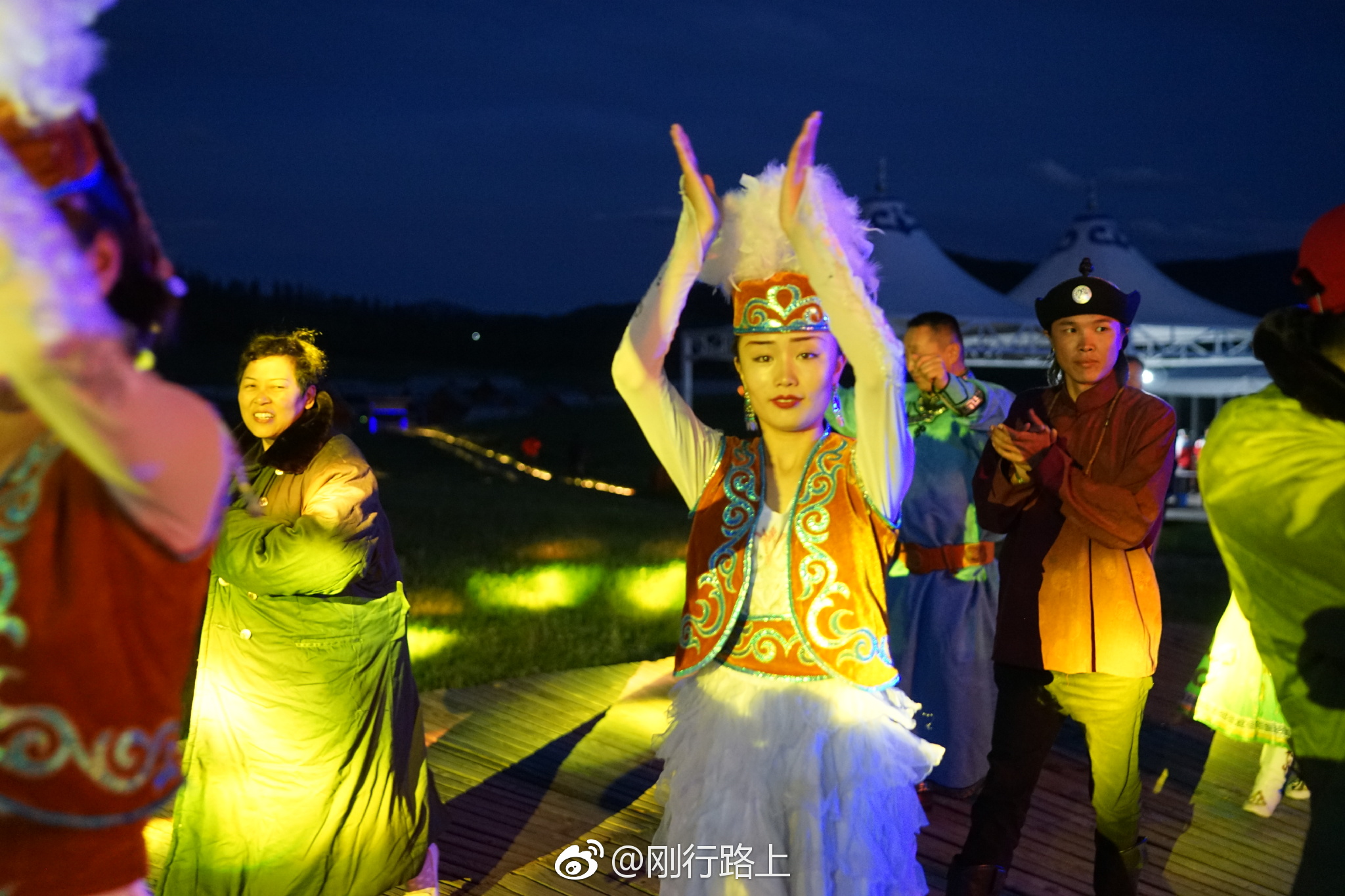 在新疆参加篝火晚会,总能偶遇一些惊喜,比如热情的少数民族同胞