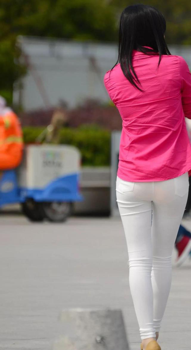 白色紧身裤配粉红色衬衫,青春妹子轻松搭配出靓丽的背影