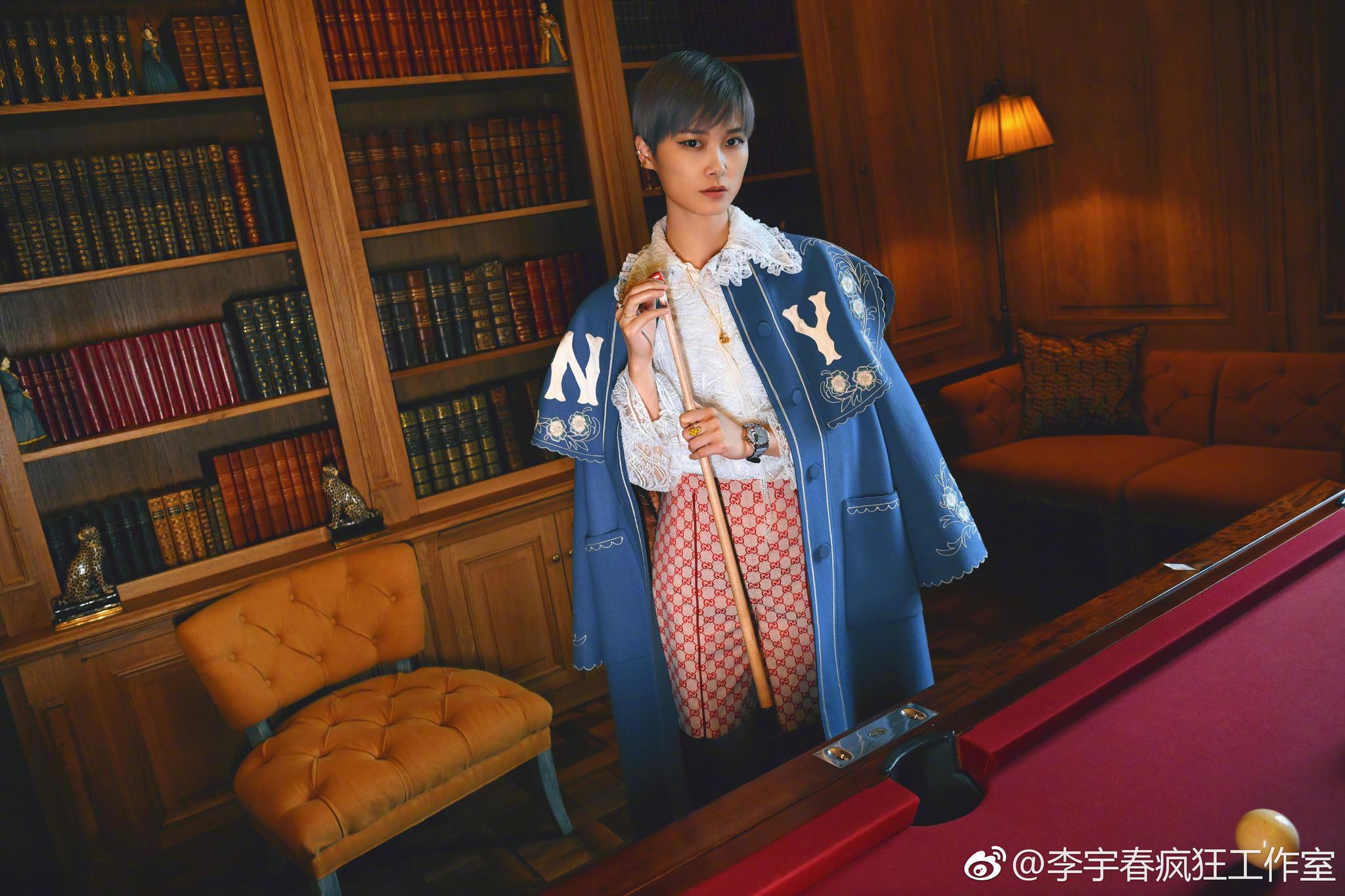 李宇春身着 2018秋冬系列洋基队标识刺绣披肩大衣