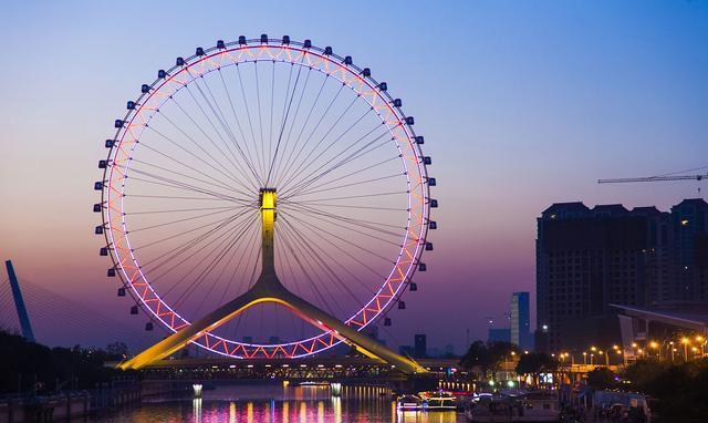 天津之眼坐落在天津市红桥区海河畔,是一座跨河建设,桥轮合一的摩天轮