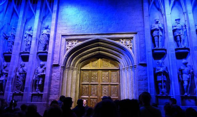 荧幕徐徐拉起,魔法世界的大门屹