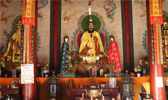 三清殿元始天尊道教宫观中大多设有三清殿,元始天尊常以手持混元珠之