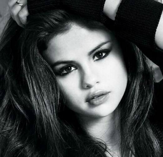 童星selena gomez,曾经清纯可爱,如今女大十八变,以性感美艳称霸荧屏.