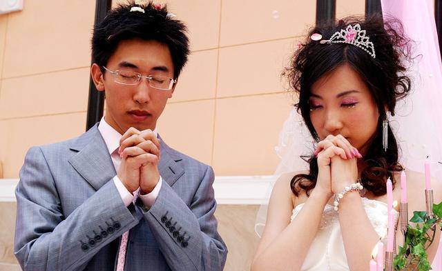 穷小伙追到富家女, 结婚当天快递小哥的话, 他如坠冰窟