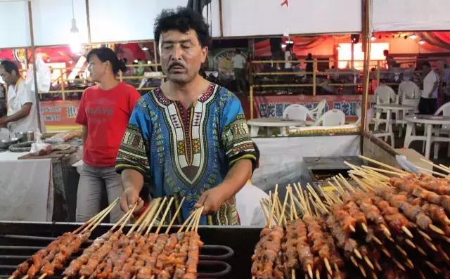新疆烤羊肉串的选料腌制烤酱技术配方烧烤师的好帮手
