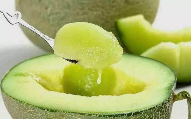 这种蜜瓜出自日本,去见丈母娘带一个忒有面子,堪称蜜瓜界的lv