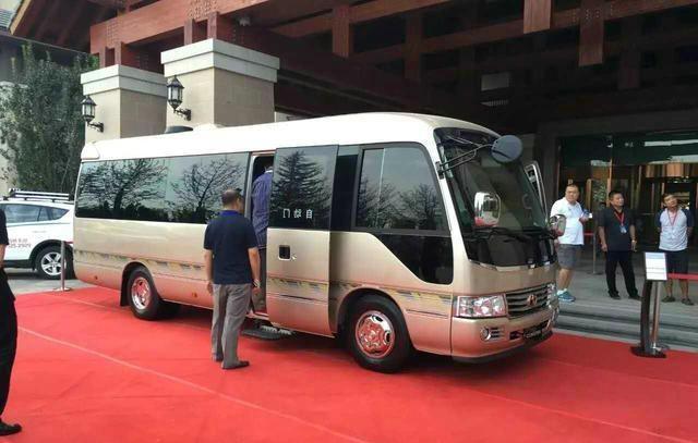 领导专用考察车之 10座丰田考斯特, 摩托开道 劳斯莱斯让道!