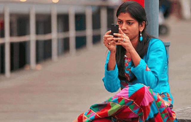 缅甸人问中国游客:听说中国发展非常好,现在人人都有手机了吗