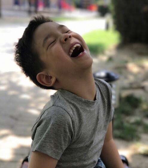 嗯哼大王剪短头发变寸头和爸爸一样喜欢当兵