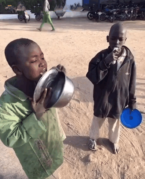 没有吃饱的非洲小孩在舔盆盖
