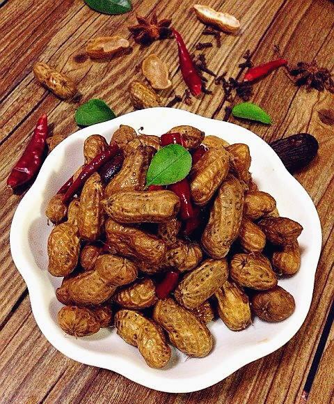 做水煮花生时,牢记三点,花生入味,口感丰富,辣味十足!