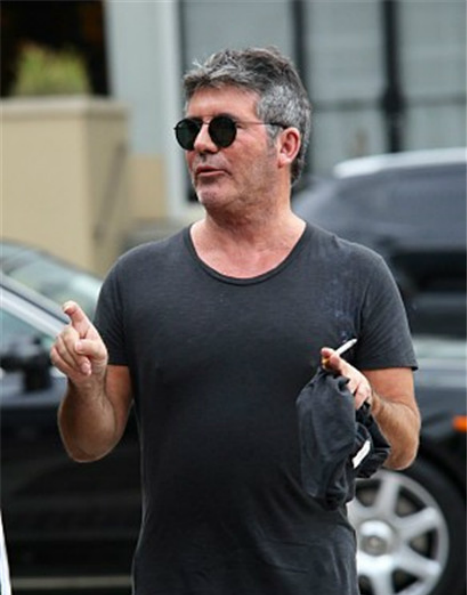 毒舌评委西蒙,考威尔现身街头,与友人街头热聊