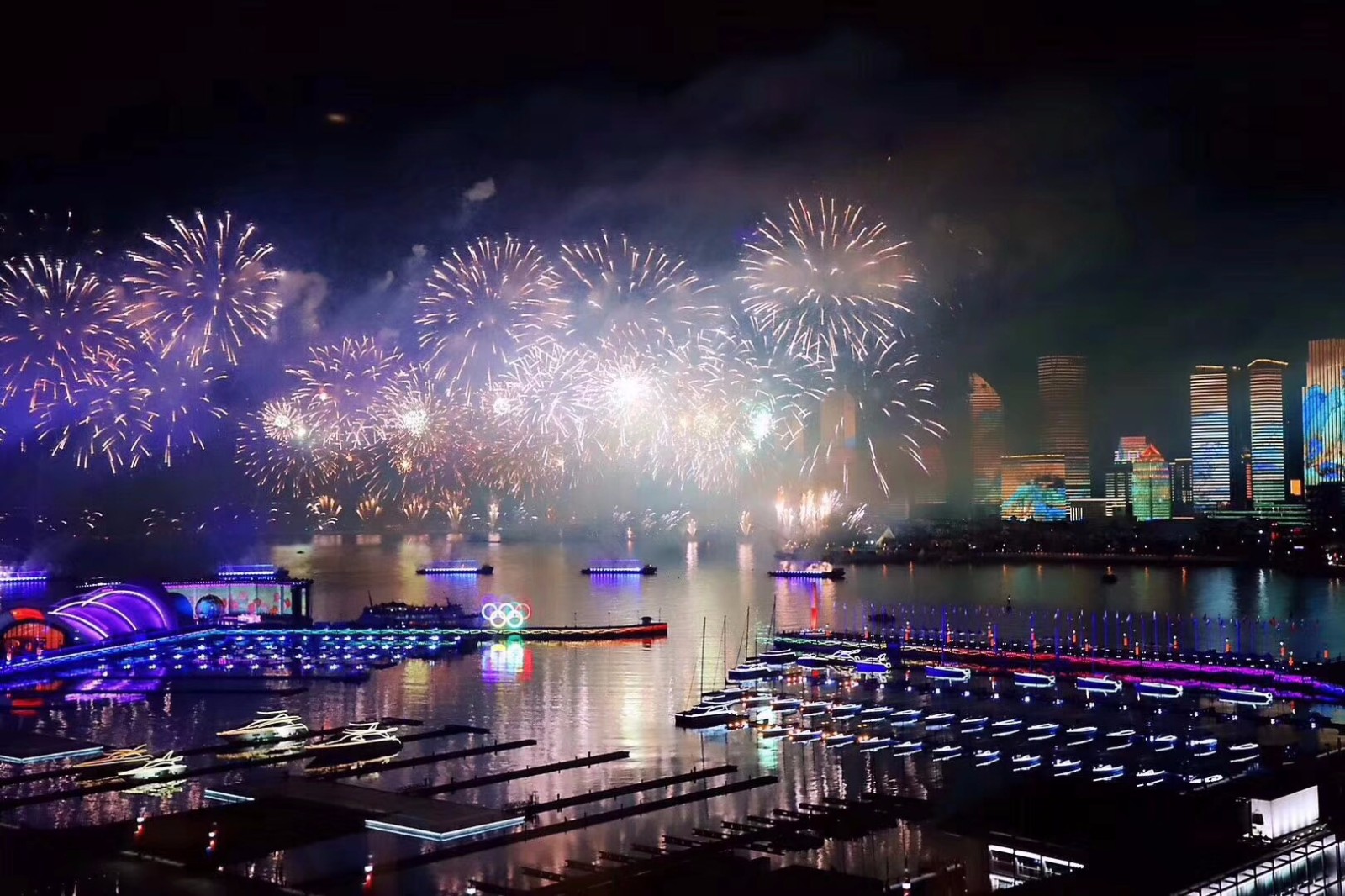 青岛盛大烟火秀,牢记解放日