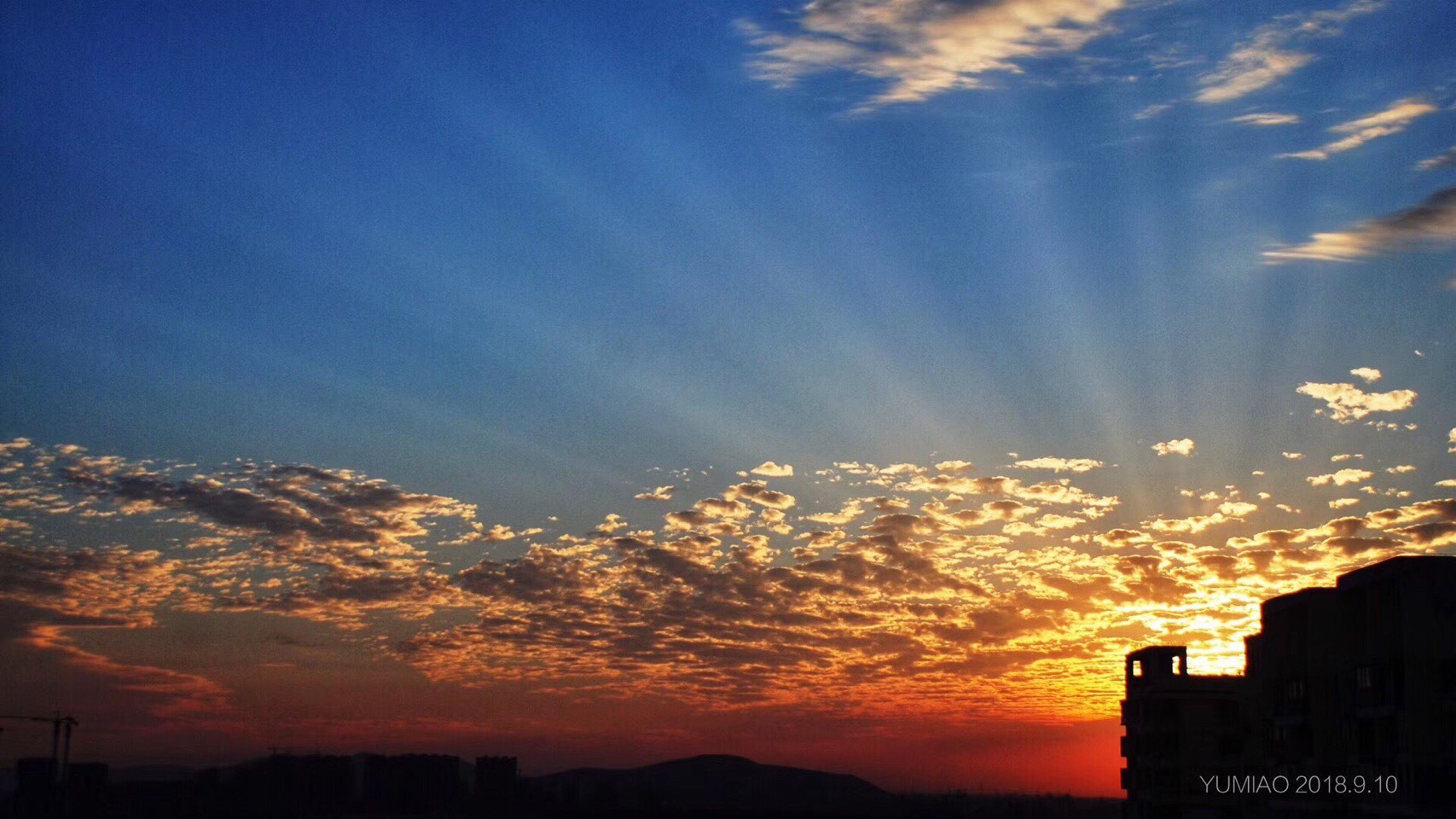 斜阳无限无奈只一息间灿烂随云霞渐散逝去的光彩不复还