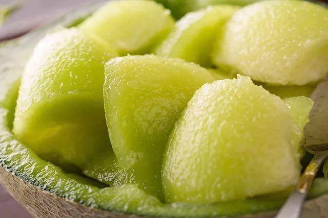 这种蜜瓜出自日本,去见丈母娘带一个忒有面子,堪称蜜瓜界的lv