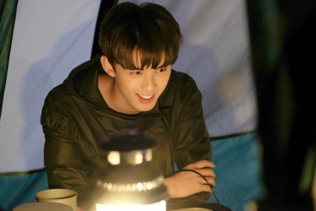 黎簇中二少年, 萧炎热血少年, 网友: 蹲在墙头, 时刻准备爬墙!