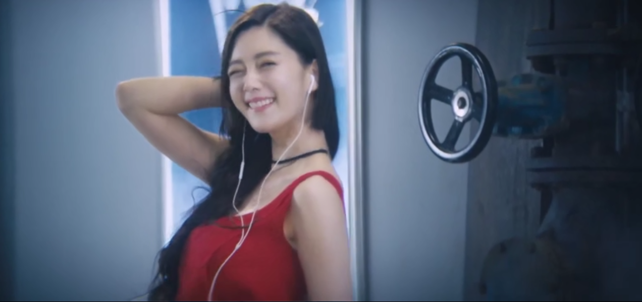 情圣里面的李成敏真调皮对着供暖管道吹风全然不顾女神形象