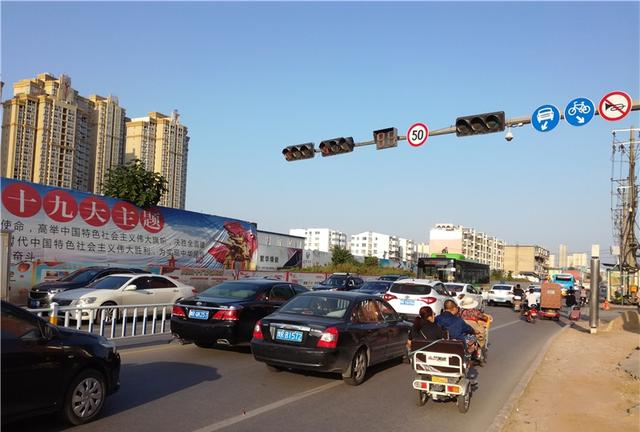 南阳光武路这一段窄得象鸡肠子,人车通行很困难