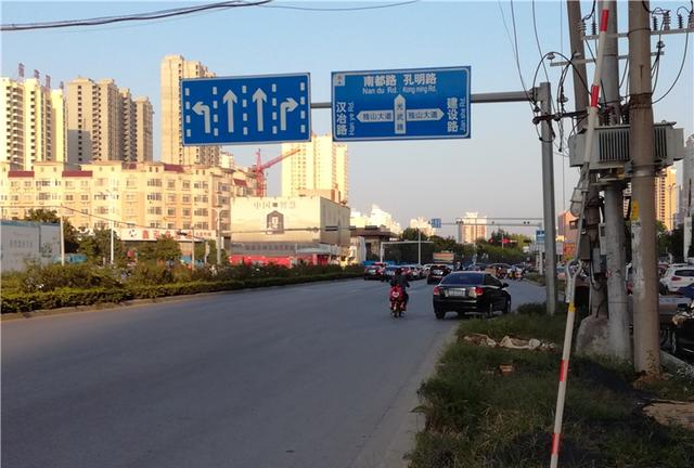 南阳光武路这一段窄得象鸡肠子,人车通行很困难