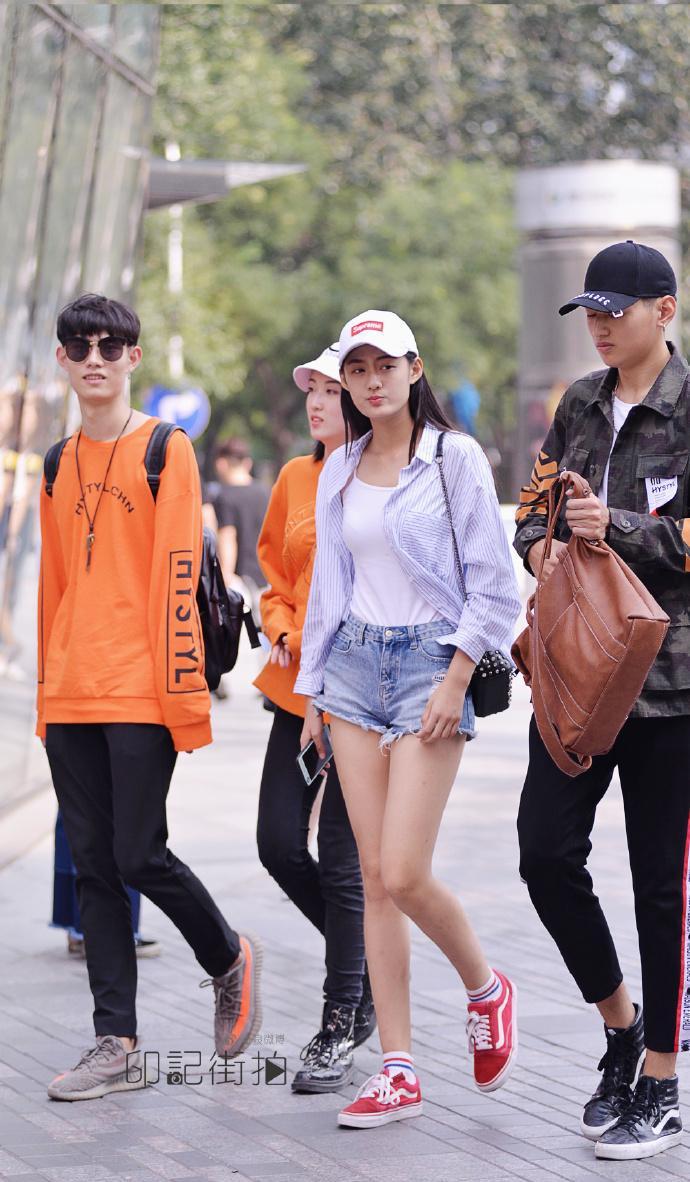 路人街拍温婉有气质的姑娘人群中惊鸿一瞥