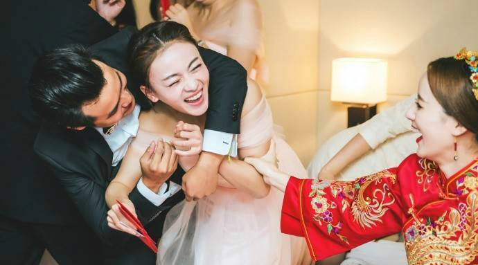 闹婚到底有多恶俗,明星也不例外,吴谨言被熊抱,柳岩险被扔下水