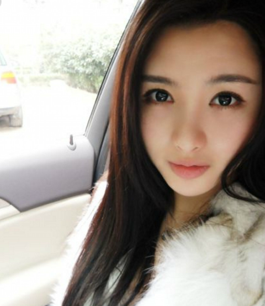 她叫张奀(ēn)宁,她是南京艺术大学播音专业校花,她参加《非诚勿扰》