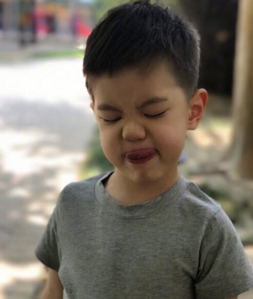 嗯哼大王剪短头发变寸头,和爸爸一样喜欢当兵|爸爸|短发|嗯哼大王