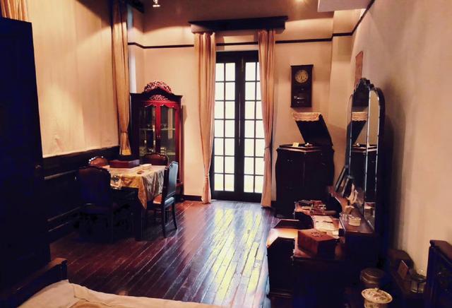 展示馆是一栋建于上世纪二十年代的石库门老房子保留改造而成,它按照