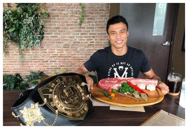 世界第一西提猜猛补身体,首次高调展示金腰带,王者霸气完爆一龙