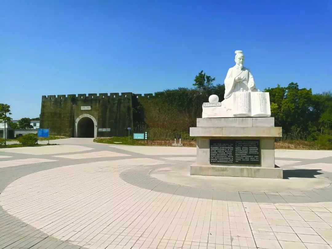 修建白龙民俗文化广场. 陈传栋 摄