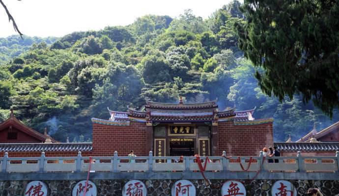 这座千年古寺,寺有“三绝”,两棵古柏,一荣一枯,一生一死!