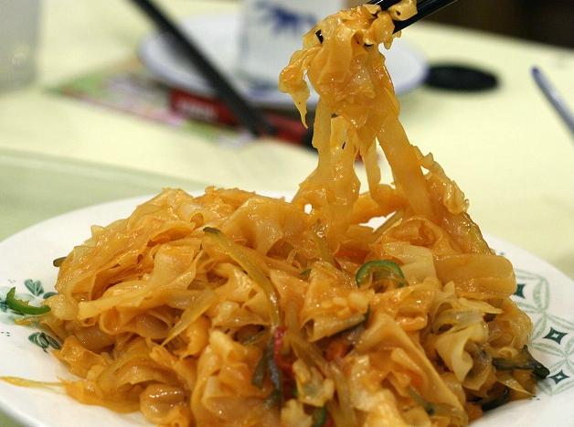 沙河粉的粉薄而且透明,韧而爽滑,因为出自广州市沙河镇而得名