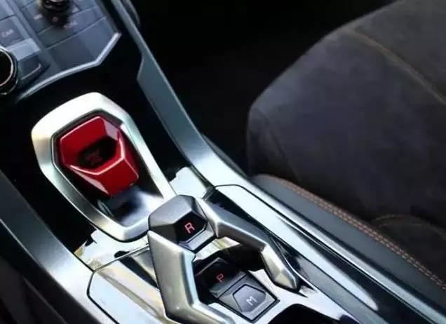 兰博基尼huracan的档把设计非常具有科技感和未来感,换挡是采取按键的