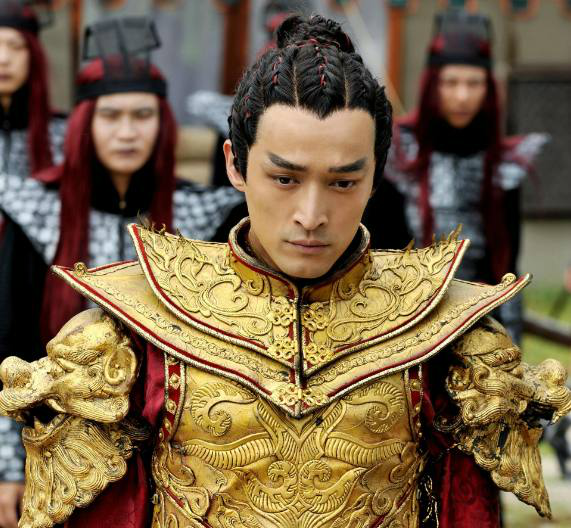 胡歌,在《轩辕剑》中饰演的宇文拓将军,穿上铠甲,霸气十足颇具王者