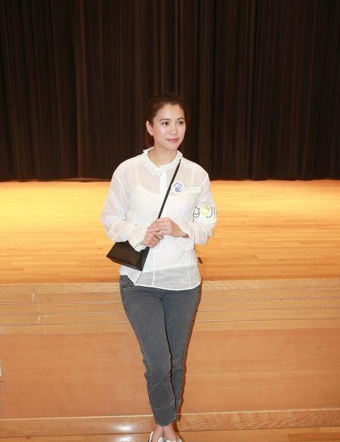 平时私服,袁咏仪穿的都很随性舒适,简单的白色上衣搭配百搭牛仔裤,一