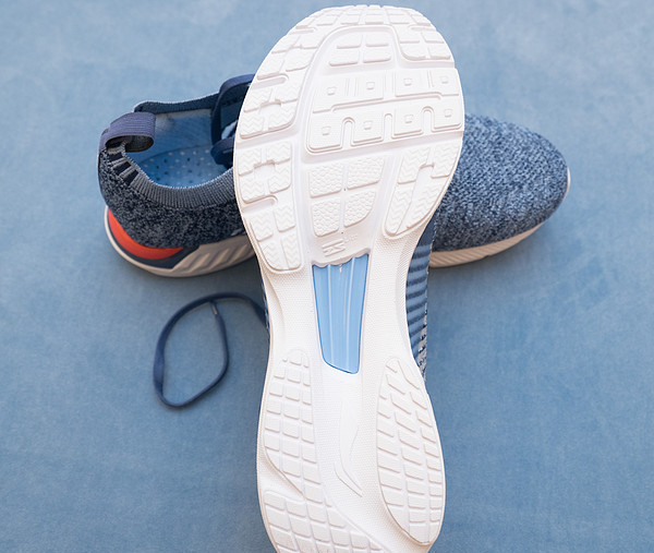 鞋底采用李宁招牌的云lite轻质缓震,侧面加入了条纹设计,前后都不一样