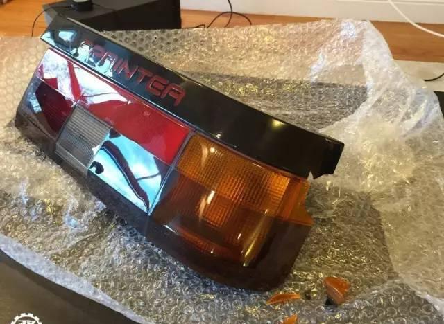 包装的费用,但物流公司还是没有做好包装,寄过来之后发现碎了4个尾灯