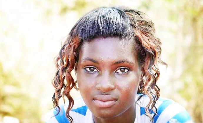 布基纳法索当地的年轻女孩