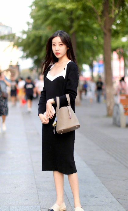 街拍高颜值美女穿着吊带长裙有一种小女人的独特美