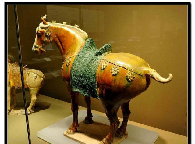 唐懿德太子李重润墓出土文物唐三彩马