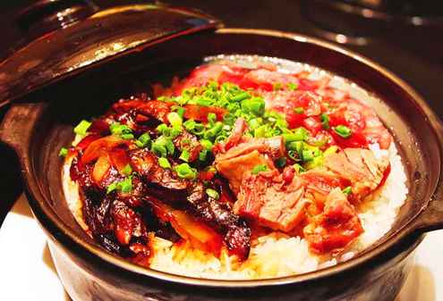正宗港式煲仔饭,吸足肉香和汁香的锅巴,在家也可以做,简单好吃