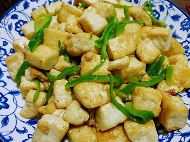 前段时间,我学了一道豆腐和青椒的烹饪方法,今天我就在家做了,没想到