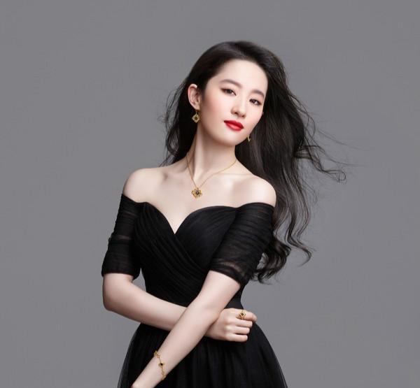 露额的长发扎发这款刘亦菲发型,飘逸的黑色长发发丝,十分有气质的一款